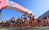 名古屋ウィメンズマラソンで一斉にスタートするランナーたち