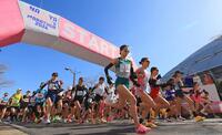 名古屋ウィメンズマラソンで一斉にスタートするランナーたち