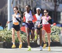 先頭集団で力走する（左から）佐藤早也伽、シェイラ・チェプキルイ、アイナレム・デスタ、加世田梨花