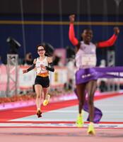 日本人１位の２位でゴールする佐藤早也伽。右は優勝したシェイラ・チェプキルイ