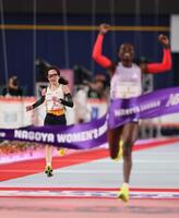 日本人１位の２位でゴールする佐藤早也伽。右は優勝したシェイラ・チェプキルイ