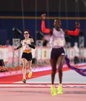 日本人１位の２位でゴールする佐藤早也伽。右は優勝したシェイラ・チェプキルイ