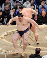 大の里（手前）が押し出しで若隆景に敗れる