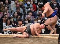 欧勝馬（右）に敗れる伯乃富士（撮影・高部洋祐）