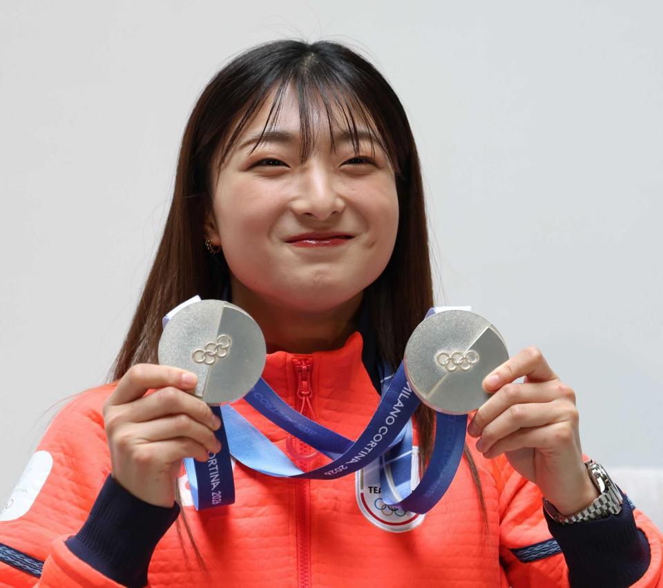 　ミラノ五輪で獲得したメダルを披露する坂本花織（撮影・中田匡峻）