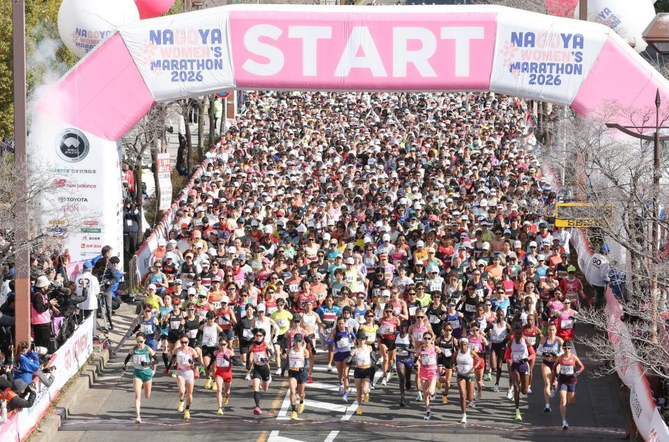 名古屋ウィメンズマラソンでバンテリンドーム前を一斉にスタートするランナー