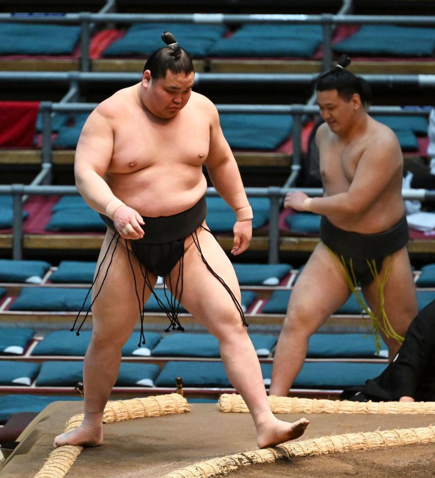 魁陽龍（右）を下した旭富士（撮影・高部洋祐）