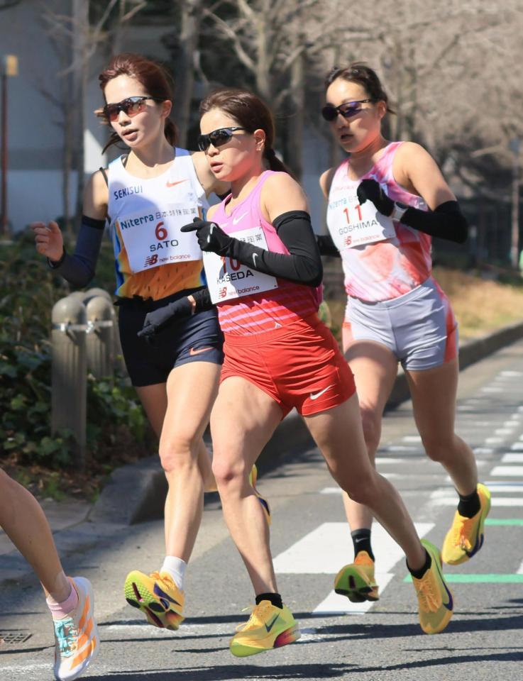 ２０キロ過ぎ、力走する（左から）佐藤早也伽、加世田梨花、五島莉乃