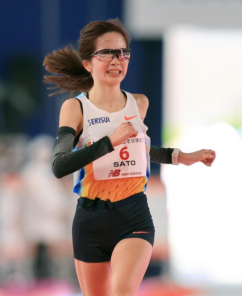 日本人１位の２位でゴールする佐藤早也伽　