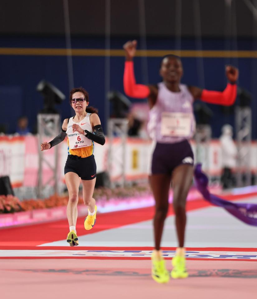 日本人１位の２位でゴールする佐藤早也伽。右は優勝したシェイラ・チェプキルイ