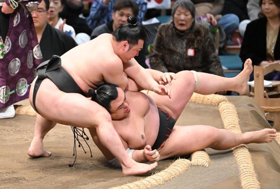 英乃海（右）を下手投げで破る炎鵬（撮影・高部洋祐）
