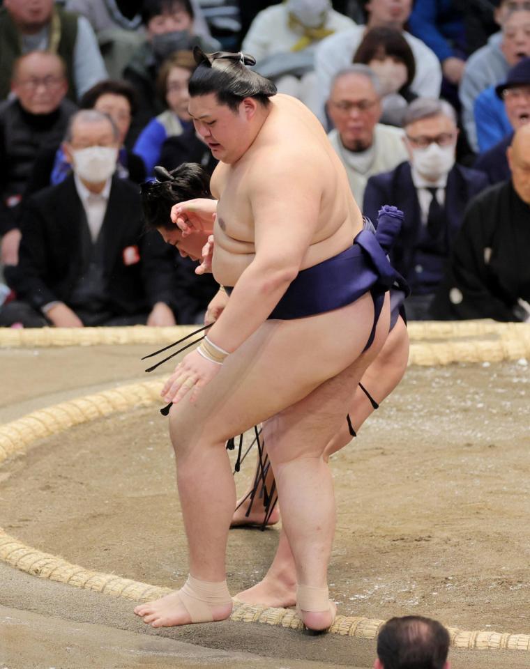 大の里（手前）が押し出しで若隆景に敗れる