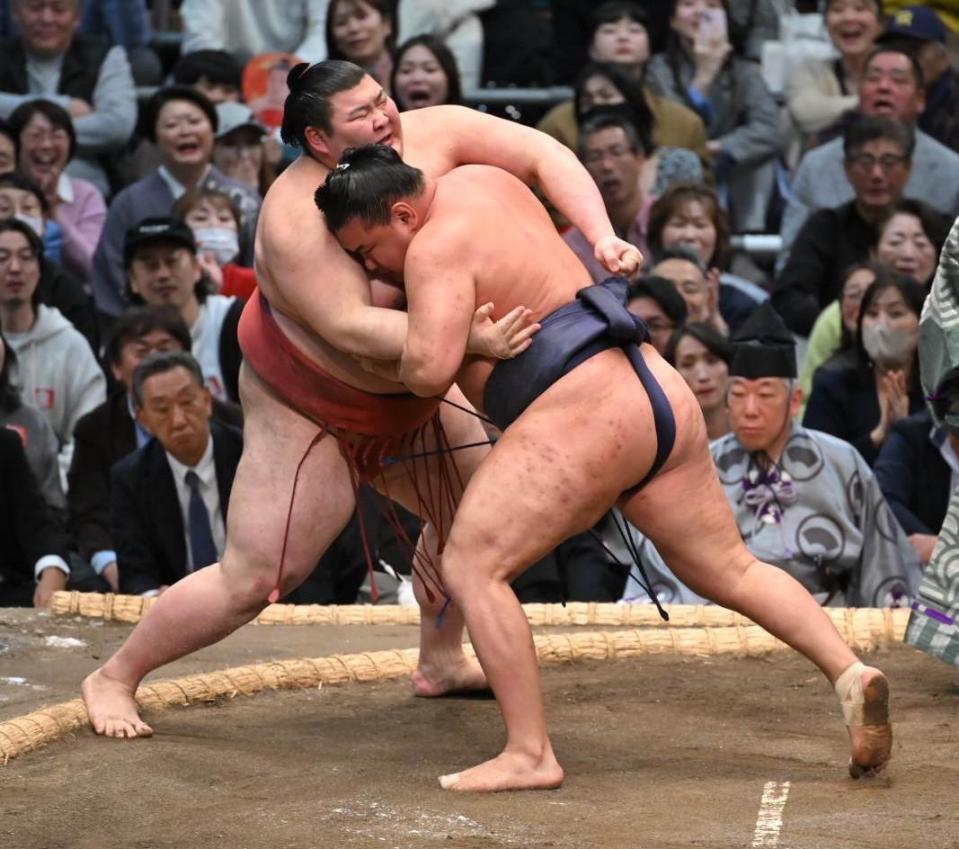 熱海富士（左）を寄り切る豊昇龍（撮影・高部洋祐）