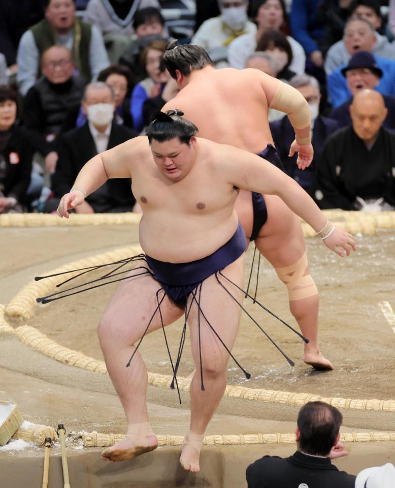 大の里（手前）が押し出しで若隆景に敗れる