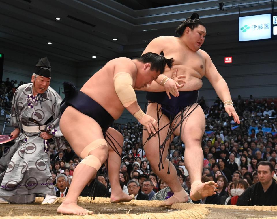 若隆景（左）が押し出しで大の里を破る
