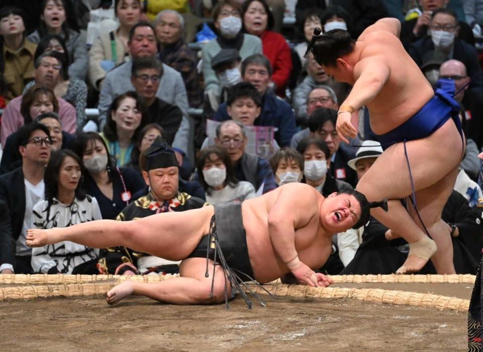 欧勝馬（右）に敗れる伯乃富士（撮影・高部洋祐）