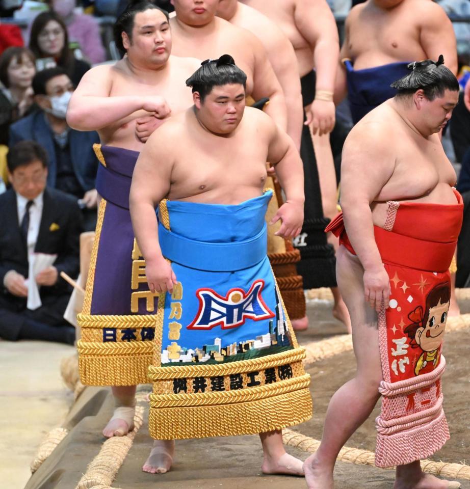 　土俵入りする伯乃富士（撮影・高部洋祐）