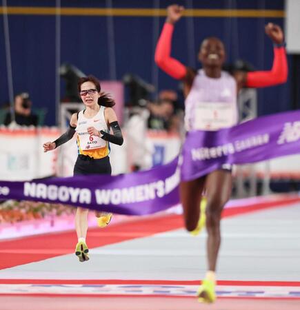 　２位でゴールする佐藤早也伽。右は優勝したシェイラ・チェプキルイ