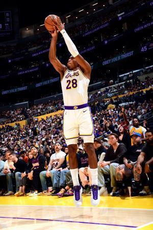 　ニックス戦でシュートを放つレーカーズの八村＝ロサンゼルス（ＮＢＡＥ・ゲッティ＝共同）