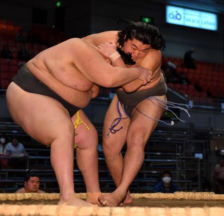 旭天道（左）を攻める朝力丸（撮影・中田匡峻）