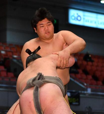 琴太豊（手前）に攻め込まれる甲斐田（撮影・中田匡峻）