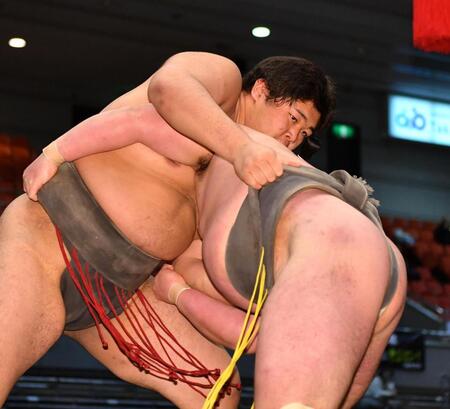 右上手を掴み、琴太豊（右）の動きを止める甲斐田（撮影・中田匡峻）