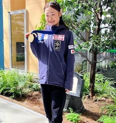 世界ジュニア選手権４連覇を達成して帰国した島田麻央