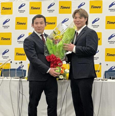 引退を発表した高藤直寿（左）と、サプライズ登場した阿部一二三