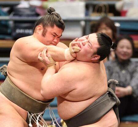 貴健斗（左）の攻めをこらえる大花竜（撮影・中田匡峻）