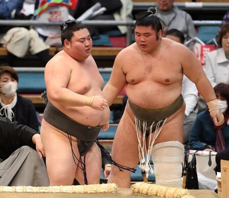 貴健斗（右）を寄り切りで破る大花竜（撮影・中田匡峻）