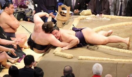 安青錦を寄り倒しで破る義ノ富士（右）。左奥は豊昇龍＝（撮影・中田匡峻）
