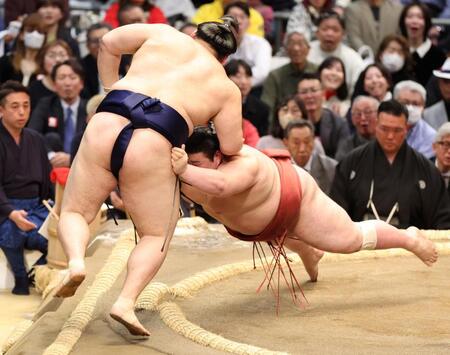 大の里（左）を寄り切りで破る熱海富士（撮影・中田匡峻）