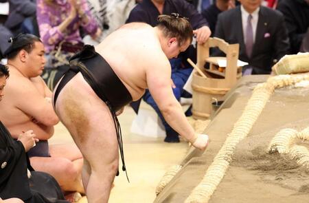 義ノ富士に寄り倒しで敗れた安青錦。左奥は豊昇龍（撮影・中田匡峻）