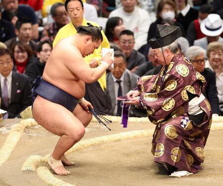 若隆景を送り出しで下し、懸賞金を受け取る豊昇龍（左）＝撮影・中田匡峻