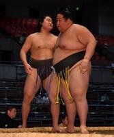 旭天道（右）に寄り切りで敗れた朝力丸（撮影・中田匡峻）