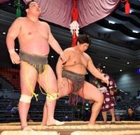 琴太豊（左）を寄り切りで破る甲斐（撮影・中田匡峻）