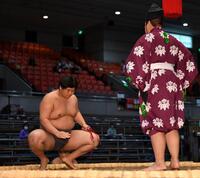 琴太豊を寄り切りで破り、勝ち名乗りを受ける甲斐田（撮影・中田匡峻）