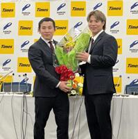 引退を発表した高藤直寿（左）と、サプライズ登場した阿部一二三