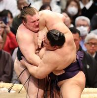 義ノ富士に攻め込まれる安青錦（左）＝撮影・中田匡峻