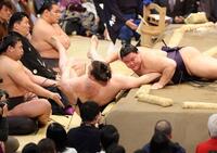 安青錦を寄り倒しで破る義ノ富士（右）。左奥は豊昇龍（撮影・中田匡峻）