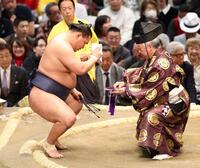 若隆景を送り出しで下し、懸賞金を受け取る豊昇龍（左）＝撮影・中田匡峻