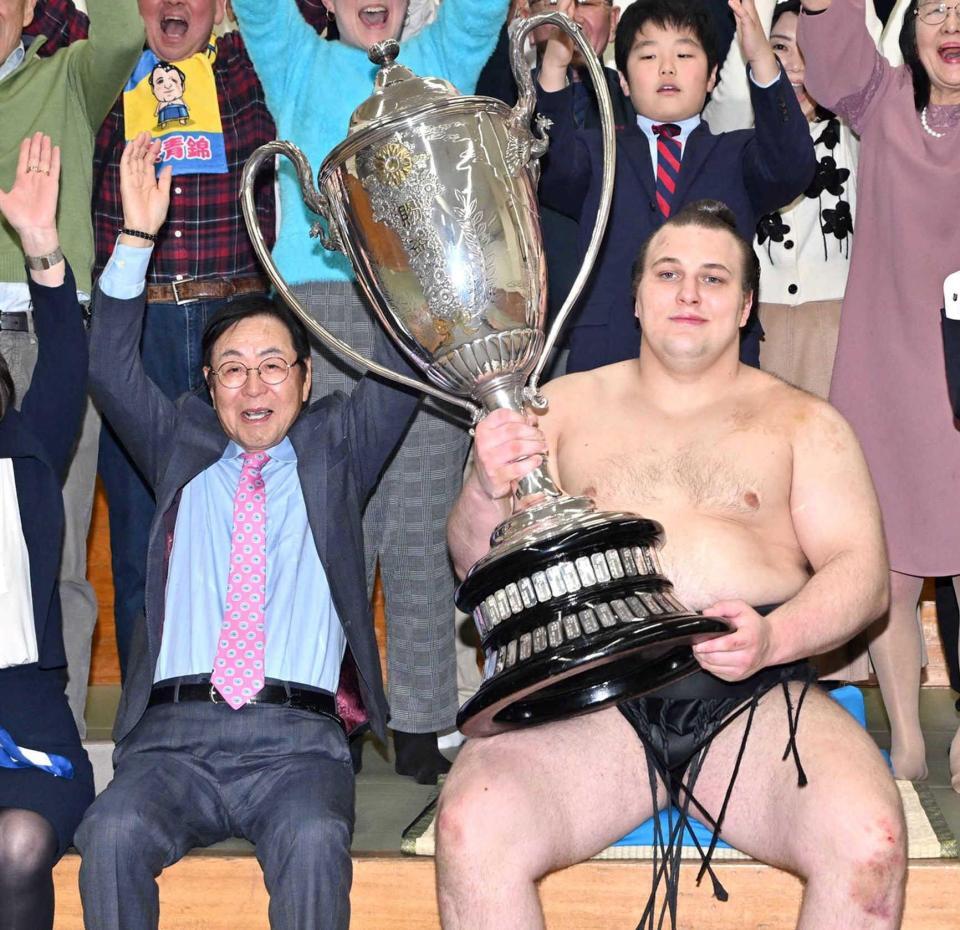 　初場所で優勝を果たした安青錦の隣で万歳をする似鳥昭雄会長＝１月２５日