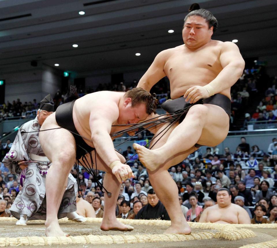 若元春（右）を寄り切りで下す安青錦