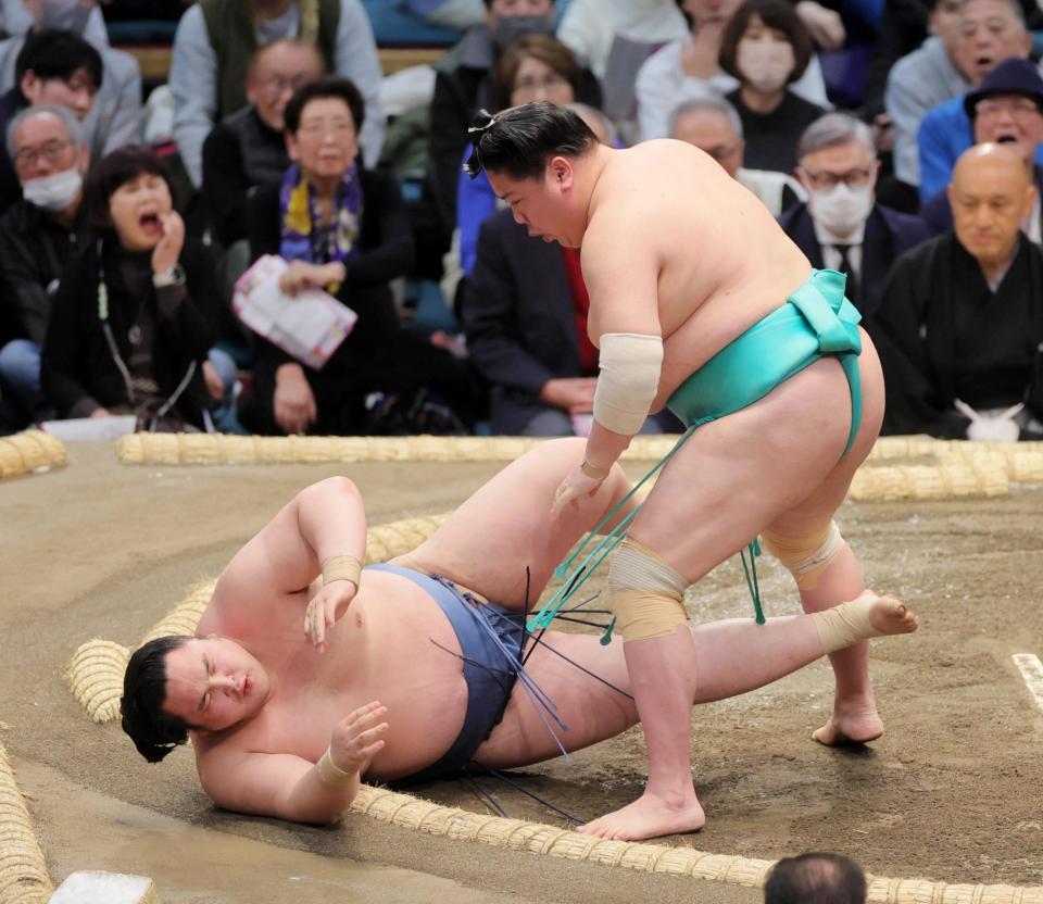８日の初日の取り組みで一山本（右）が押し倒しで阿武剋を破る