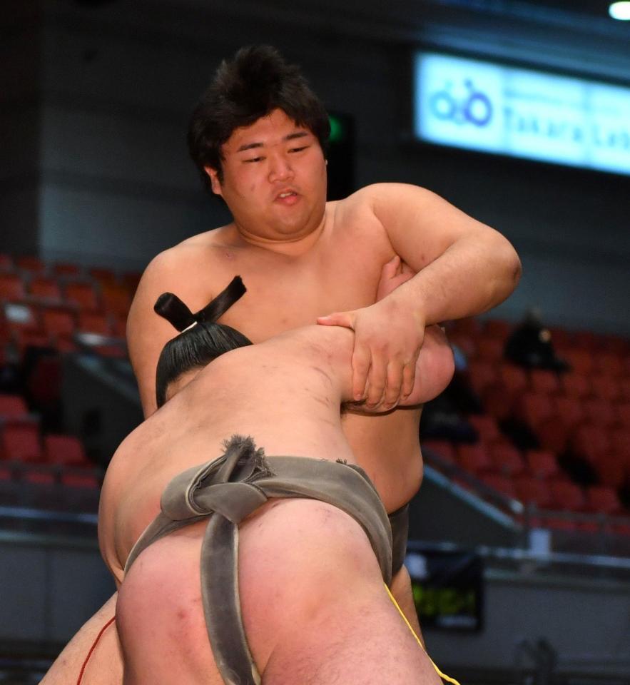 琴太豊（手前）に攻め込まれる甲斐田（撮影・中田匡峻）