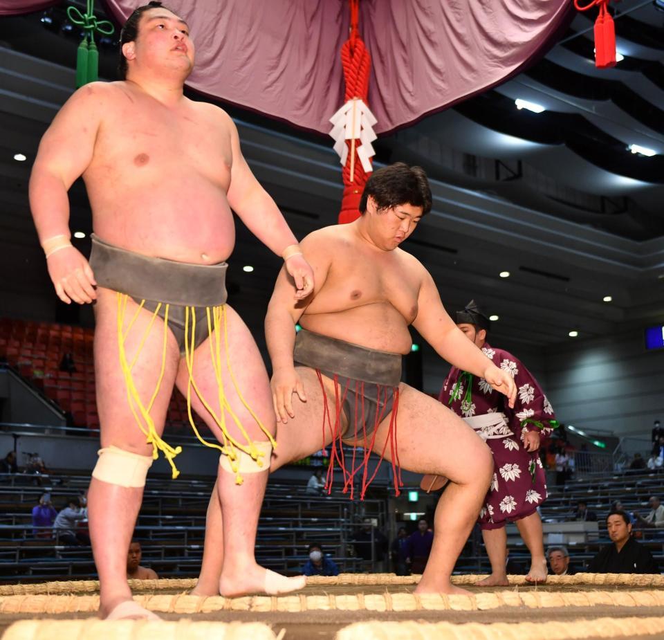 琴太豊（左）を寄り切りで破る甲斐（撮影・中田匡峻）