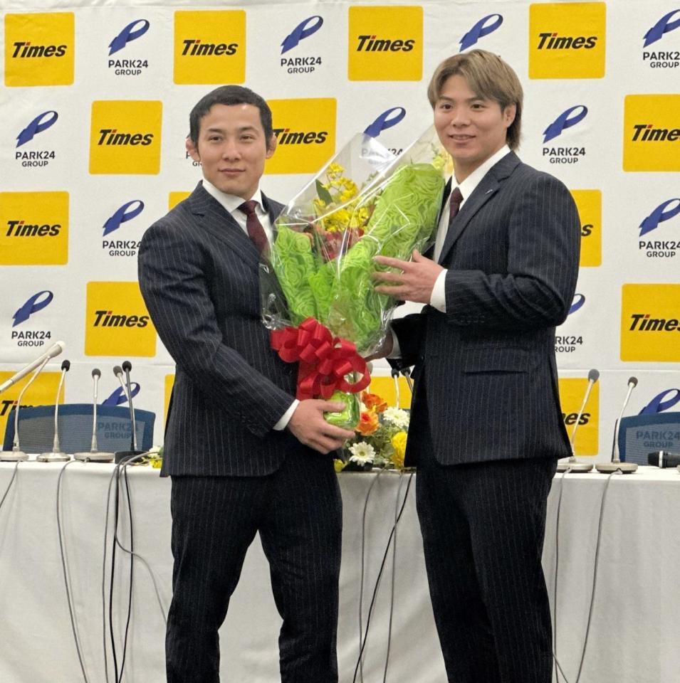 引退を発表した高藤直寿（左）と、サプライズ登場した阿部一二三