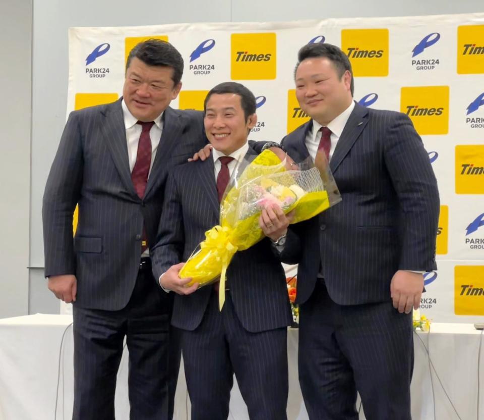 引退を発表した高藤直寿（中央）と、パーク24の吉田秀彦総監督（左）、海老沼聖男子監督