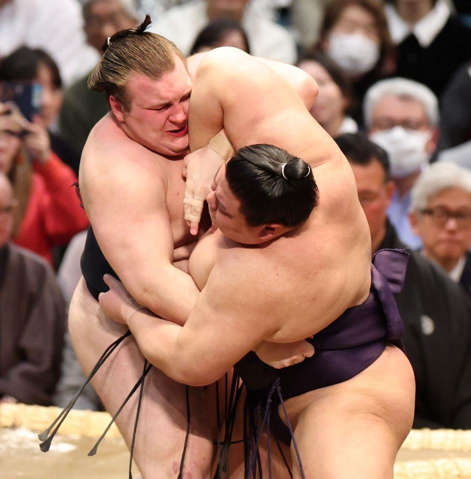 義ノ富士に攻め込まれる安青錦（左）＝撮影・中田匡峻