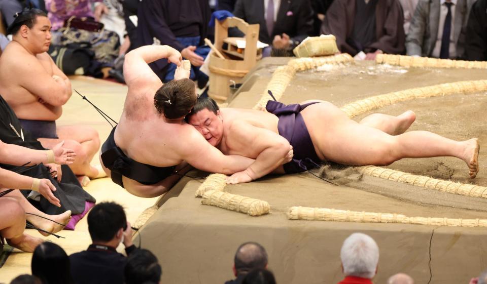 安青錦を寄り倒しで破る義ノ富士（右）。左奥は豊昇龍＝（撮影・中田匡峻）